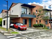 Oportunidad I Majestuosa casa esquinera en Mukava del...