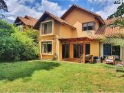 Oportunidad! Linda y acogedora casa en condominio