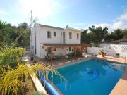 Oportunidad única de comprar 2 villas independientes en...