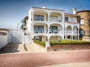 Oportunidad única: Edificio frente al mar con 11...