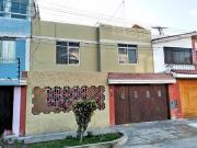 Vendo Casa de 3 pisos en La Perla límite con San Miguel