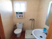 ¡Oportunidad única! Vivienda de tres plantas en esquina...
