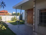 OPORTUNIDAD! VENTA CASA SOBRE DOS LOTES CON PISCINA EN...