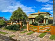 Oportunidade em Atlântida: Sobrado Impecável a 2 Quadras...