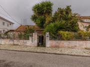 Moradia T2 para Remodelar em Lote de 405m² em Queijas |...