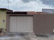Ótima casa com 2 quartos, quintal e garagem para dois...