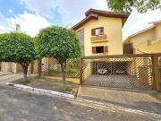 Ótima casa localizada em bairro residencial, ruas...