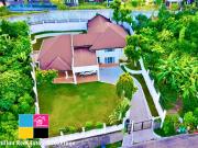 Overlooking Bungalow House with Swimming Pool in...