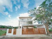 Overlooking House with Pool in Eastland Heights,...