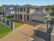 Oversize Stylish Family Dream with Pleasant Vistas!