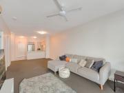 Oxford St Apartment with Pool