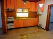 P.H. tres ambientes al frente con cochera. A remodelar....
