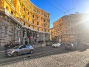 Palazzina commerciale in vendita a Napoli