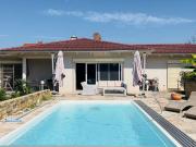 Paradies mit Palmen und Pool