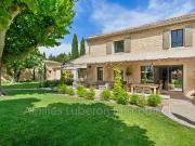 Paradou 13520 Location maison 8 pièces t8 piscine