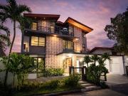 3 Storey Merville Park House for Rent in Parañaque City...