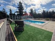 Parcela con cabañas amobladas y piscina