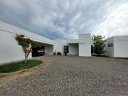 Parcela de agrado con casa moderna y piscina – San Isidro