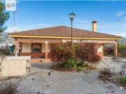 Parcela rústica con casa y piscina ?