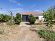 Parcela rústica de 3.700 m² con casa, piscina y árboles...
