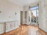 Paris 7 Carré Vauban Etage élevé Ascenseur Beaux volumes...