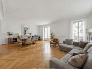 Paris IV – Appartement familial de caractère dans un...