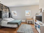 Paris IV Elégant studio rénové ¦ Dernier étage avec...