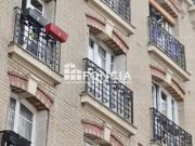 PARIS XIXe / Studio lumineux avec parquet et poêle —...