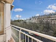 Paris XVIe Georges Mandel Pied à terre avec balcon