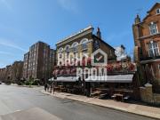 Parkgate Road, London SW11, 2 bed flat to rent, £3,033...