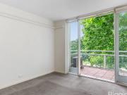 PARKSIDE LIVING TOP FLOOR APARTMENT IN BOUTIQUE BLOCK