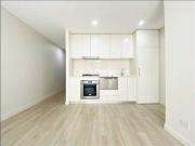 Parkside Modern One Bedroom Apartment with Study and...