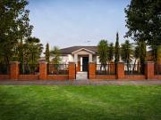 Parkside Surroundings and Quiet Everyday Convenience