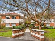 Parkville Art Deco 3 Bedroom Apartment Overlooking Royal...