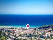 Partie rajeunie de la ville avec une place publique...