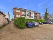 Parvis Road, West Byfleet KT14, 2 bed flat to rent,...