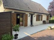Pavillon dans un environnement verdoyant
