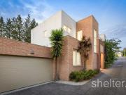 Stylish Entertaining. Perfectly Located. Calm and Inviting