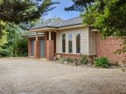 Peaceful Family Living a Short Stroll to Lake Daylesford