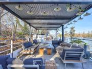 Péniche avec terrasse les pieds dans l'eau