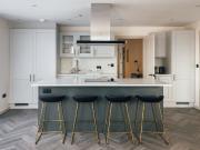 Penthouse Luxury Retreat: with Free Parking!