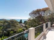 Penthouse rénové avec superbe vue mer