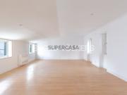 Penthouse T2 Renovada com Varanda na Estrela