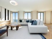 Penthouse T4 duplex com varanda e vista rio, em Alfama...