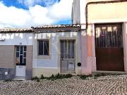 Pequena moradia térrea para recuperar no centro de Lagos