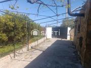 Pequeña casa con terreno rústico y acequia de riego