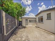 Perfect Location! Close to city & Shops!