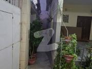 Perfect Near to Park 400 Square Yards House In Gulistan...