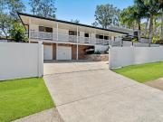 Perfect Summer Entertainer with Views, Pool & Space for...