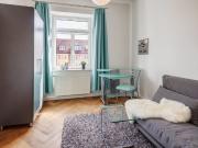 Period apartment with high ceilings in good location